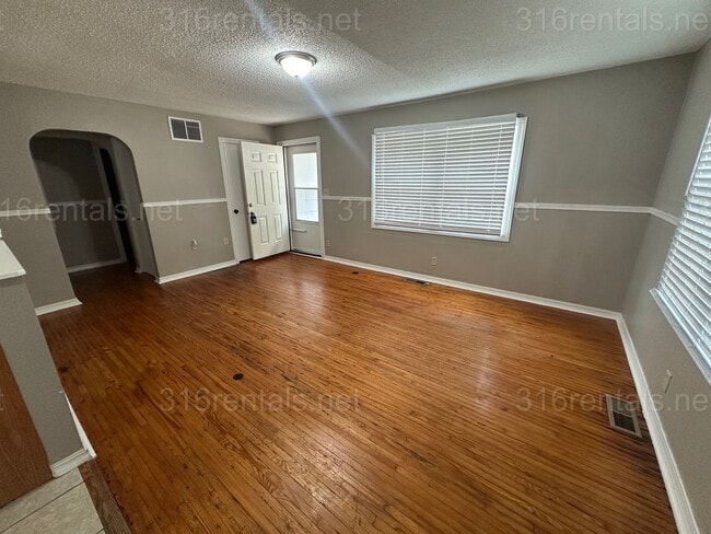 Building Photo - $1150- 3 bed 1 bath - Single Family Home