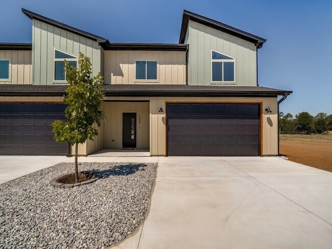 Building Photo - 1001 Agua Escondida Ct