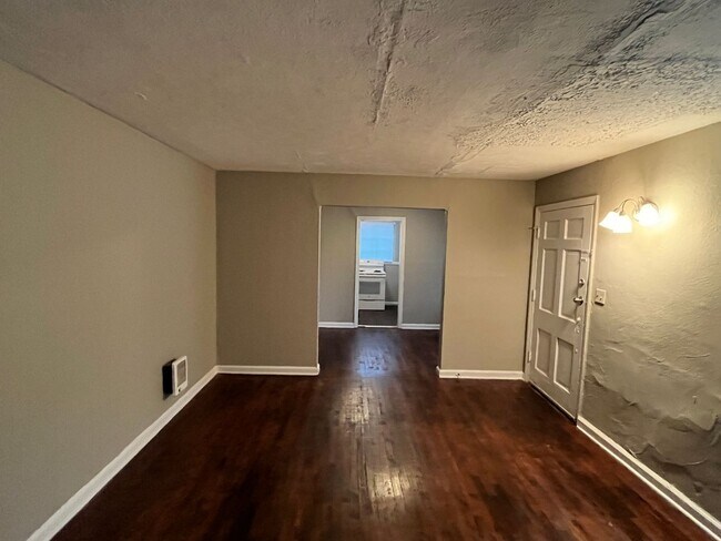 Building Photo - **ON HOLD**2 Bedroom / 1 Bathroom Total El...