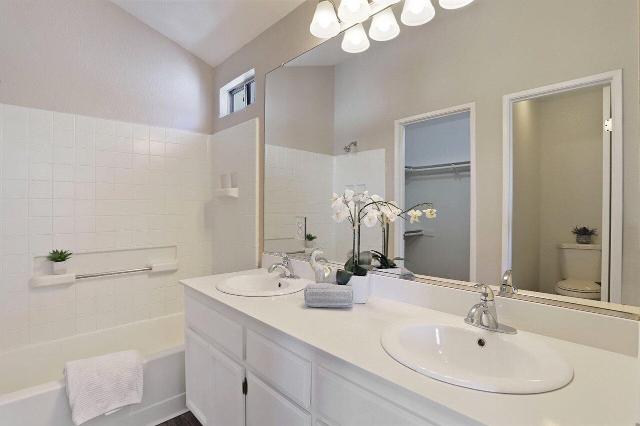 Building Photo - 2056 Middle River Dr