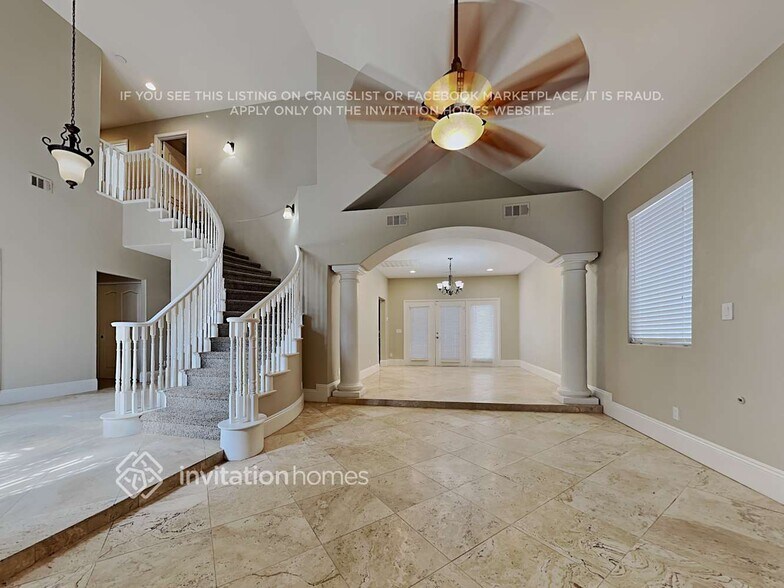 Building Photo - 8460 Del Vista Ct