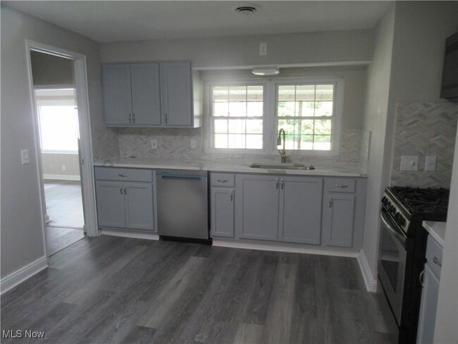 Building Photo - 6453 Poplar Dr