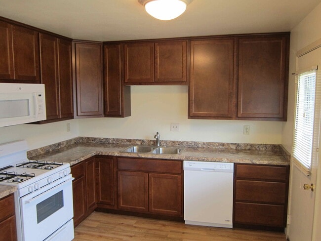 Building Photo - 3 Bedroom 2 and  1/2 Bath Townhome