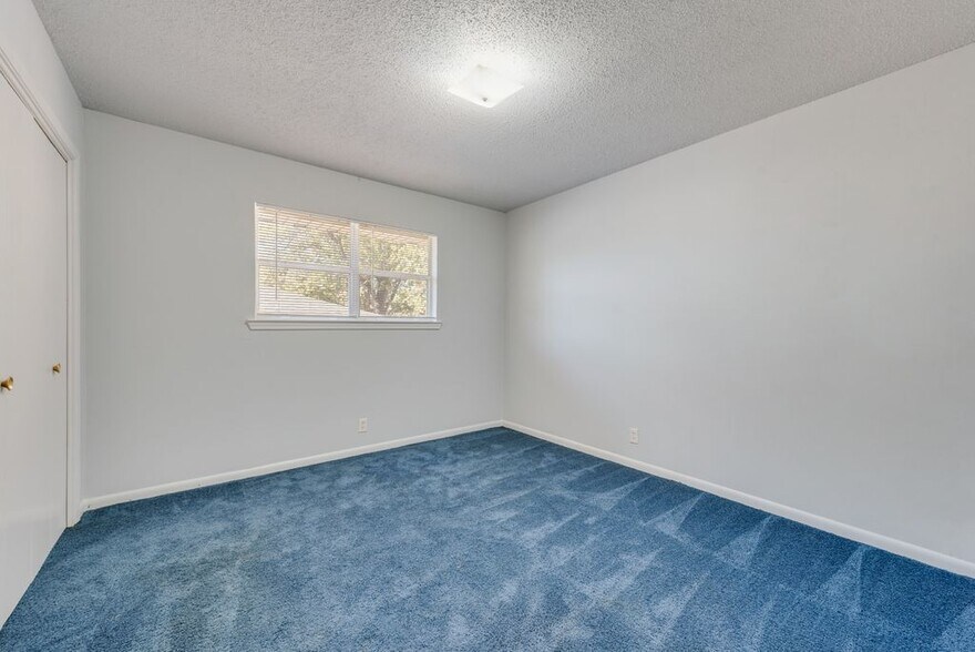 Building Photo - 1331 Crestview Dr