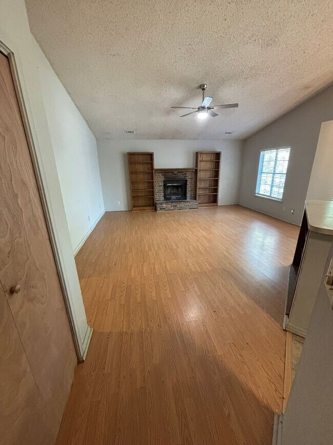 Building Photo - **COMING MID-JUNE** Located off Wedington Dr! 3 Bedroom 2 Bathroom Single Family Home!