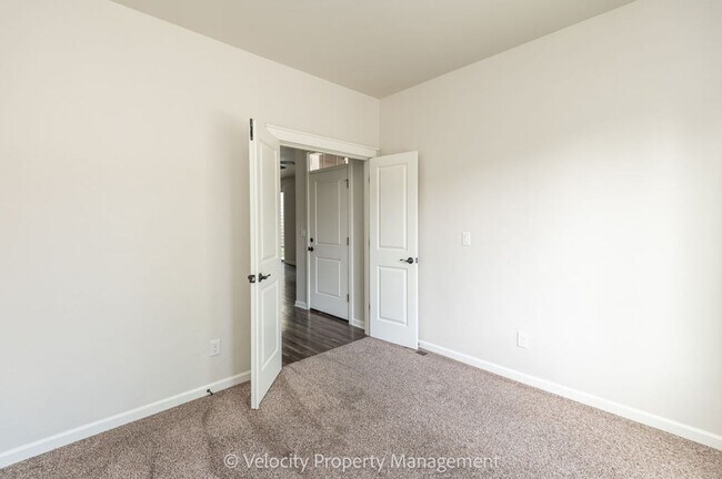 Building Photo - Lovely 3 bedroom, 2.5 bathroom home plus a...