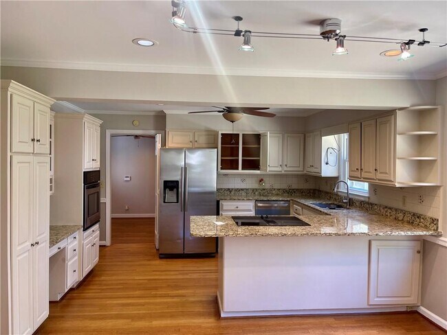 Building Photo - 119 Woodlawn Dr NE