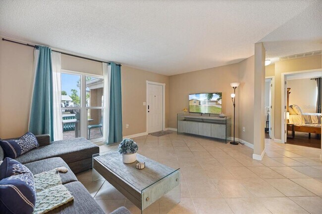 Building Photo - 818 Plum Tree Ln
