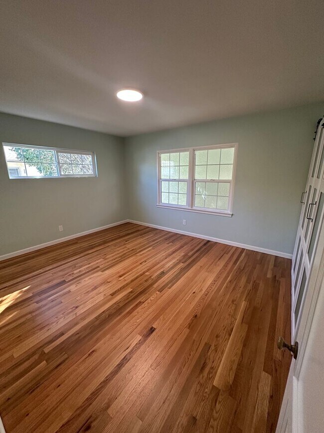 Building Photo - Cute NE 2 Bedroom, 1 Bath Home close to Hancock College