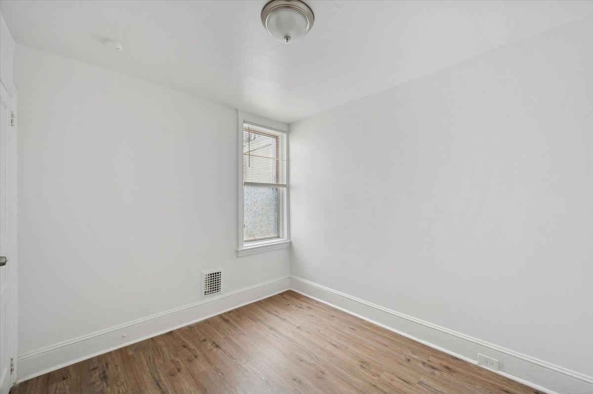 Building Photo - 1124 W 9th St