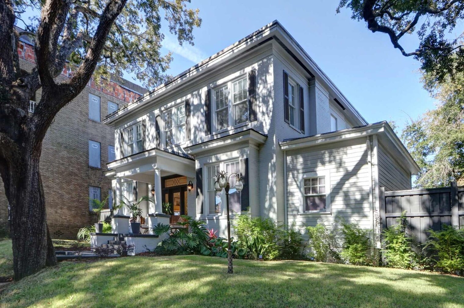 Building Photo - 306 E Victory Dr