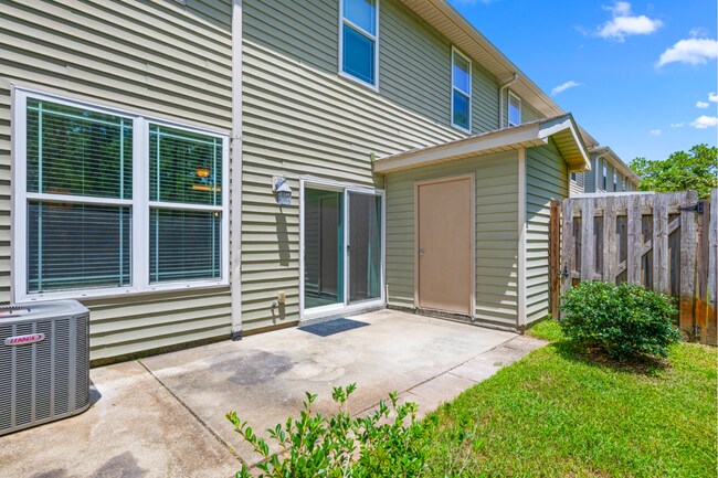Building Photo - 4 Bed Navarre Townhome in Pool Community