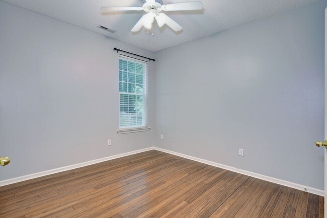 Building Photo - Spacious Home on Wooded Lot!