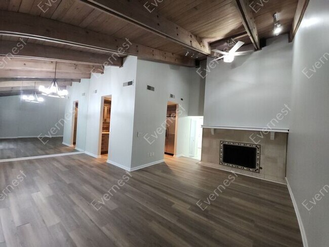 Building Photo - 3815 Paces Ferry W