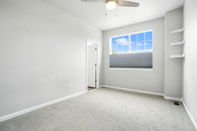 Building Photo - Modern 2-Bed, 2.5-Bath Townhome with Garage