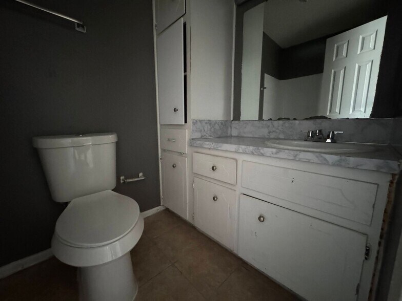 Building Photo - 1405 N Gray St