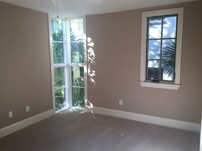 Building Photo - Luxury Unit in Trendy Midtown, Off-Street Parking, Walk to Upper King!