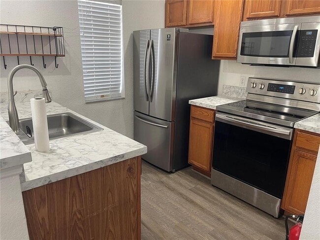 Building Photo - 4560 Yellowgold Rd E