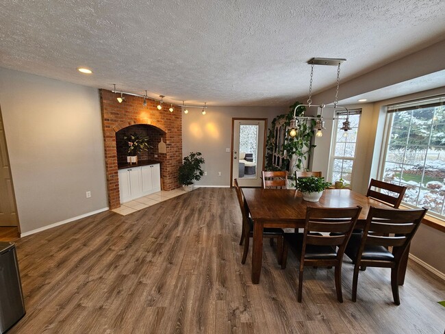 Building Photo - Beautiful Home in the Valley