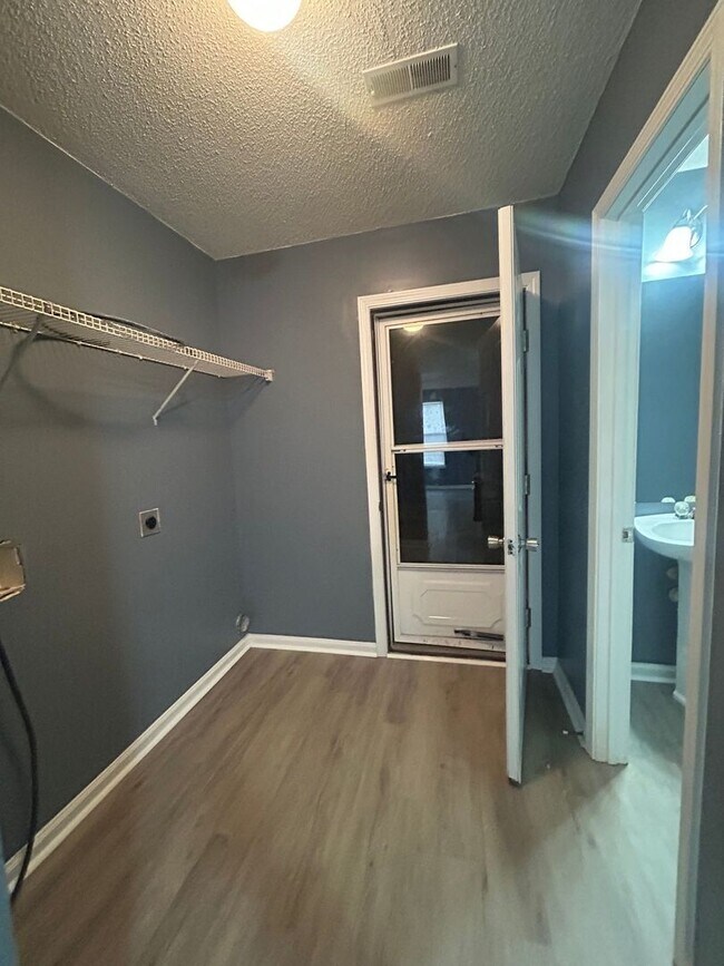 Building Photo - Completely remodeled gem located in the he...