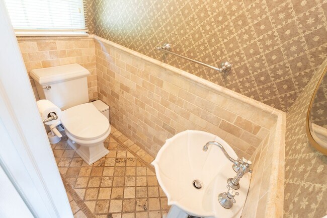 Building Photo - Spacious 4 - Bedroom, 2 Bathroom (Full Hou...