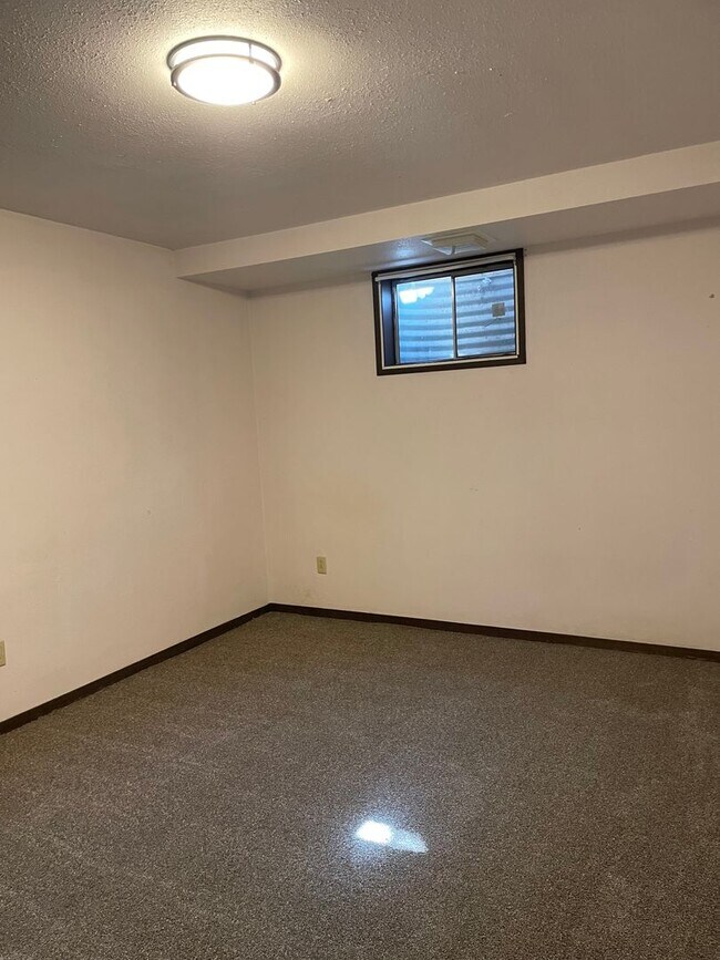 Building Photo - 2143 Ryeland Ln