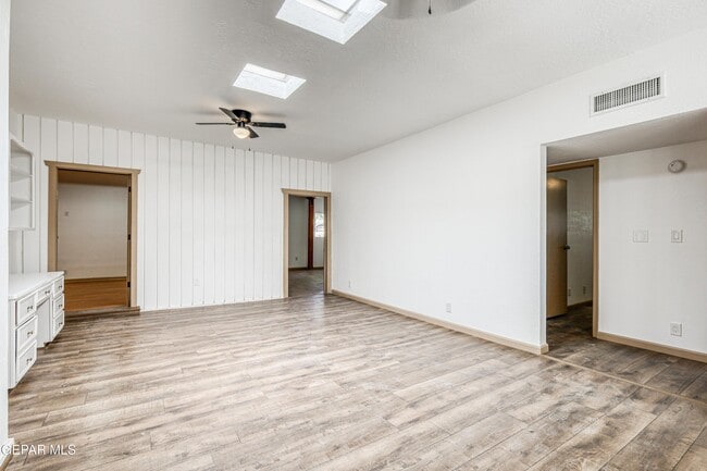 Building Photo - 4945 Vista Grande Cir