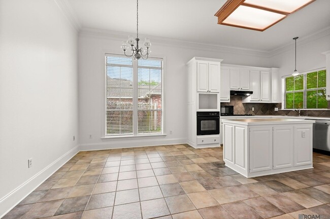 Building Photo - 10638 Hillmont Ave