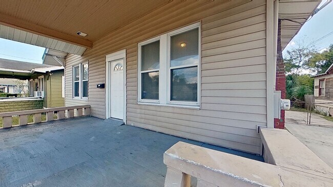 Building Photo - 5-Bedroom Home in Springfield!