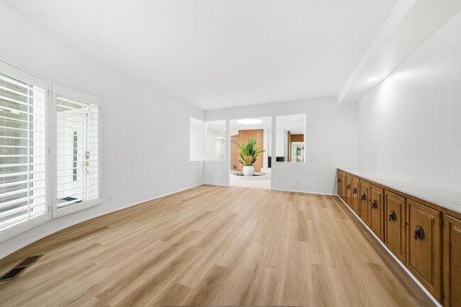 Building Photo - Alto Cedro Estate Lease