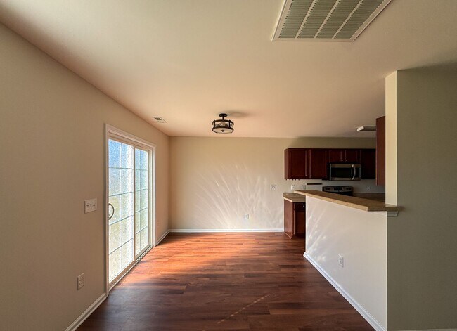 Building Photo - Lovely 5 Bed 3 Bath Home with Community Amenities