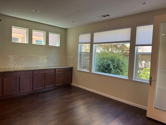 Building Photo - Great location close to Kaiser Roseville