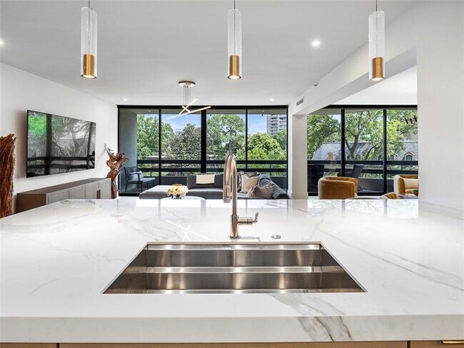 Building Photo - 2660 Peachtree Rd NW