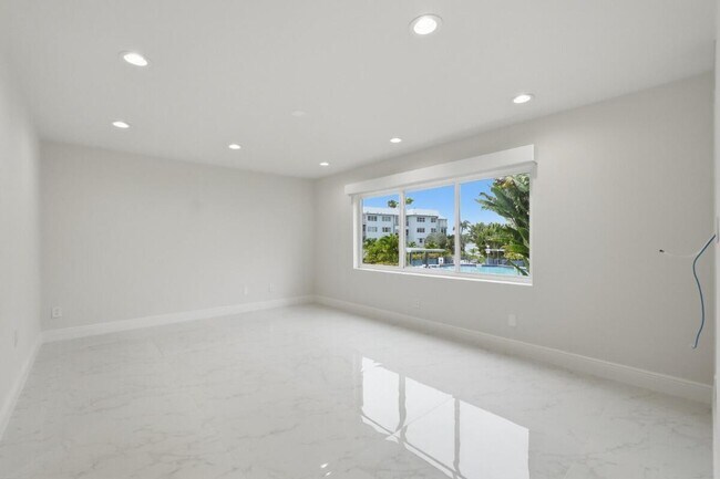 Building Photo - 877 NE 195th St
