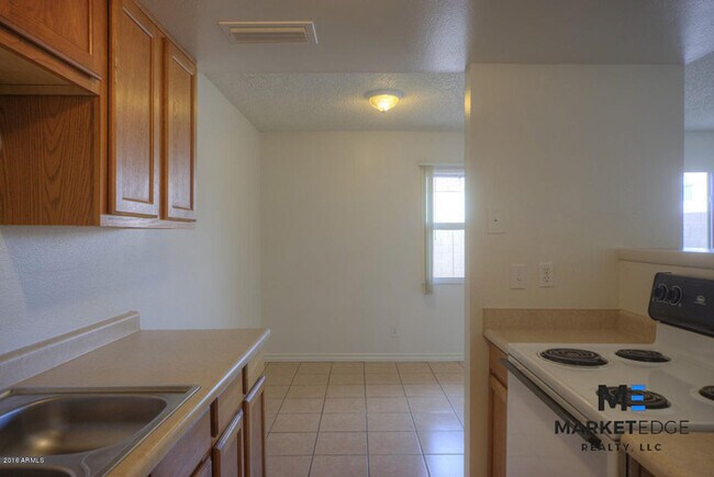 Building Photo - 2Bed/1Bath House at 48th/Broadway! JOIN TH...