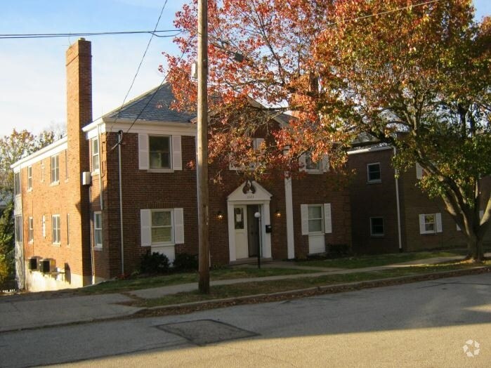 front of property on quiet street - 2023 Edgecliff Pt