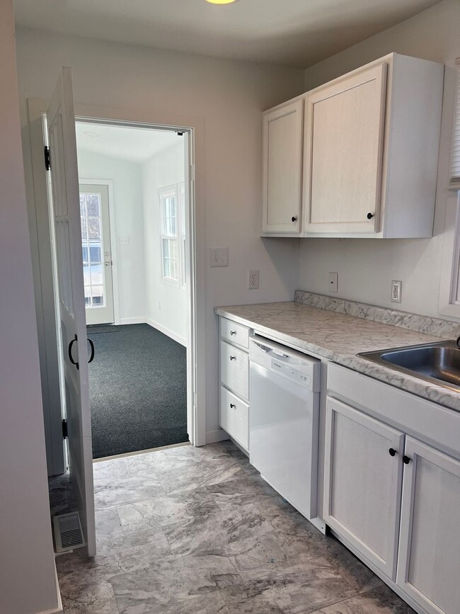 Building Photo - Beautifully renovated home in the desired Rivermont area!