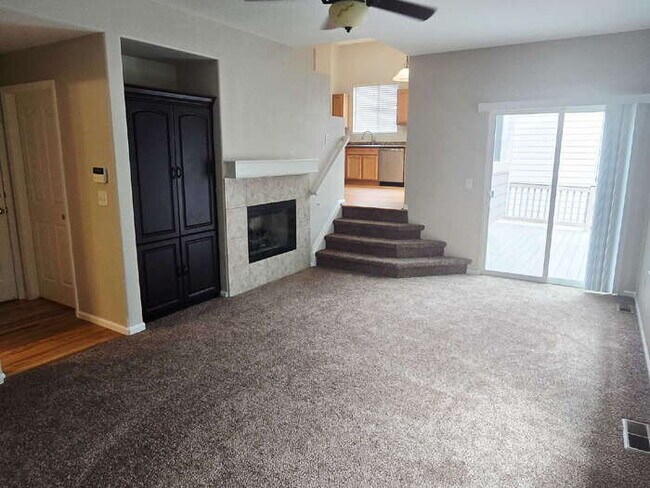 Building Photo - Cozy 3 Bed, 2.5 Bath Highlands Ranch House, 2 Car Garage, Fenced Yard, A/C