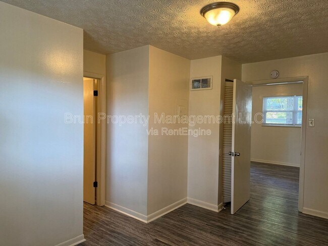 Building Photo - 3216 Garden Dr