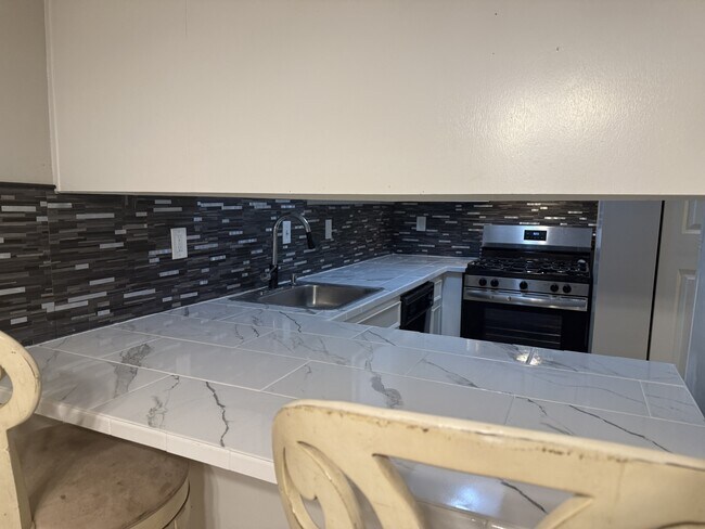 Building Photo - 6473 Klinect Ct