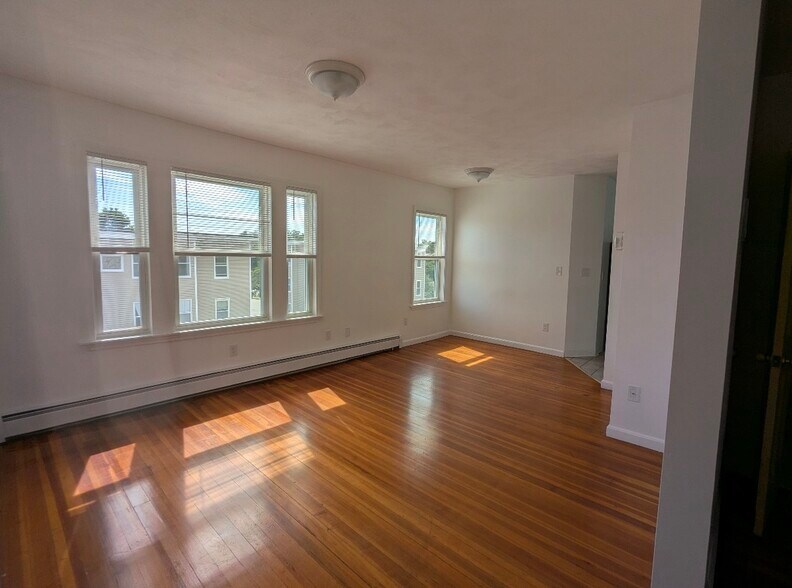 Building Photo - 8 Pearl St