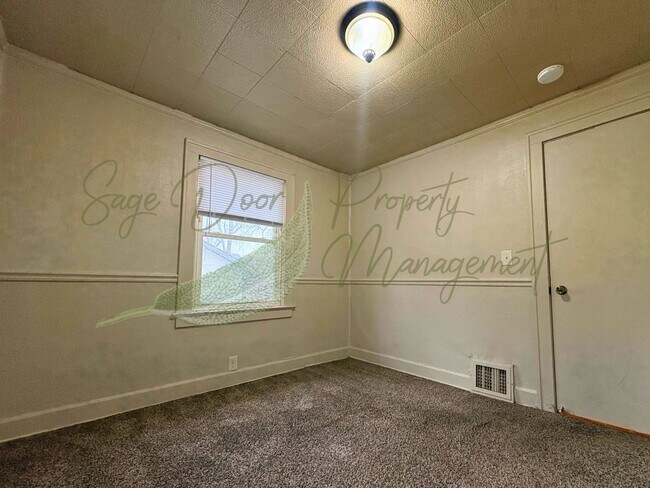 Building Photo - TWO BEDROOM HOME IN INDEPENDENCE!!!