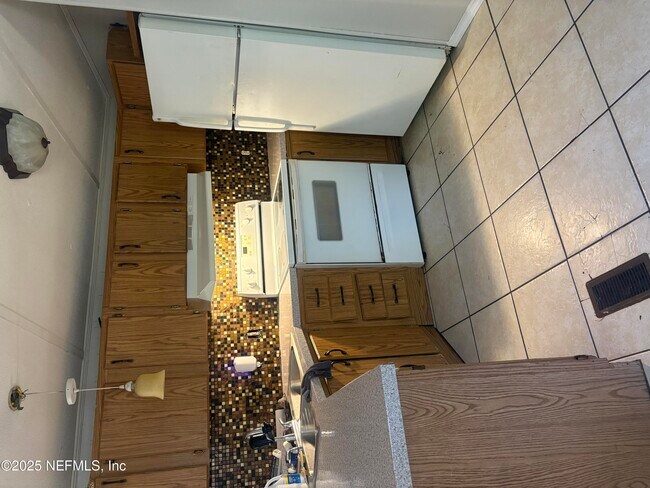 Building Photo - 119 Davis St