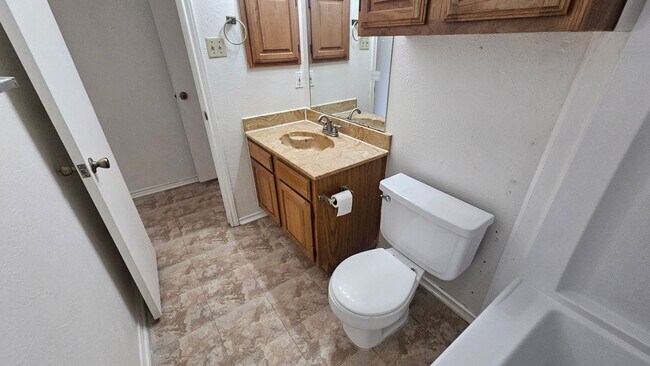 Building Photo - 544 E Windsor Dr