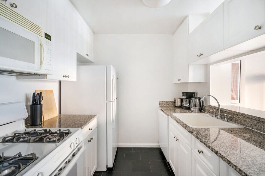 Building Photo - 350 W 43rd St