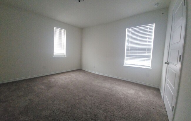 Building Photo - Spacious 4BR House in Converse