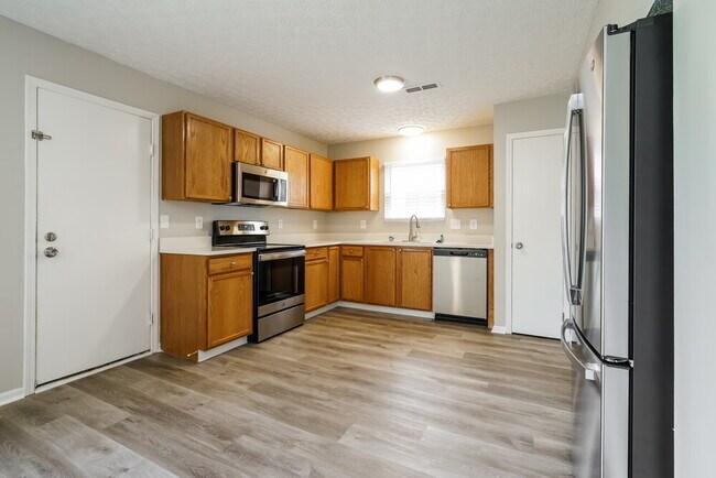 Building Photo - 568 Penn St