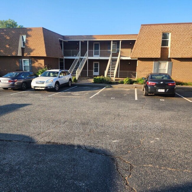 Building Photo - 302 Windsor Manor Way
