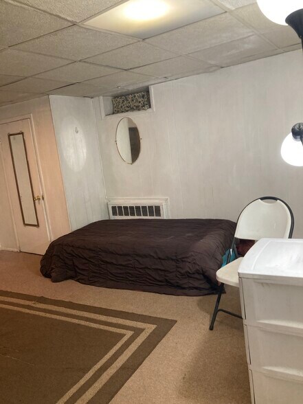 Twin bed / chair / mirrored closet/heating - 764 Lenore Ln
