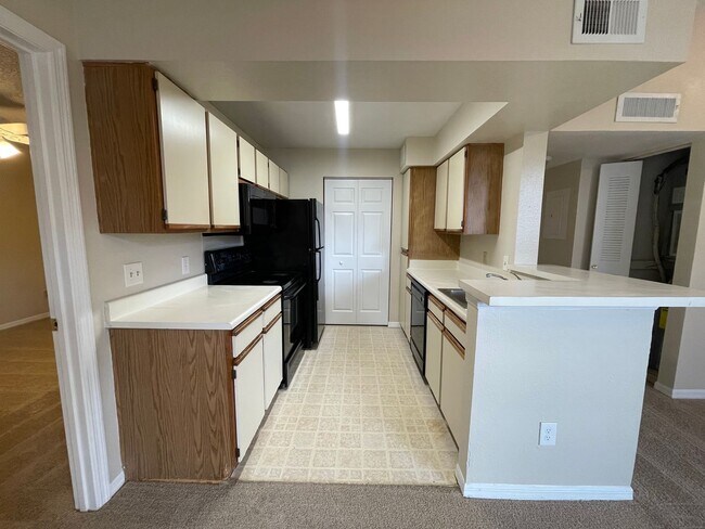 Building Photo - 2br/2ba Tradewinds Condo with Black Applia...